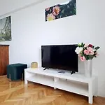 아파트 New Luxury Flat At Unirii And Parliament 부쿠레슈티